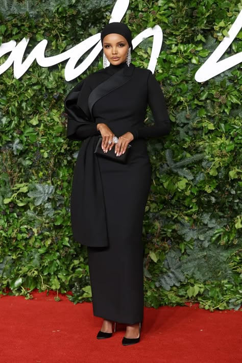 Modest Red Carpet Looks, Elegant Red Carpet Dresses, Women Power Suit, Modest Red Carpet Dresses, Red Carpet Dresses Elegant, Somali Beauty, Halima Aden, 2021 Red Carpet, Daphne Guinness