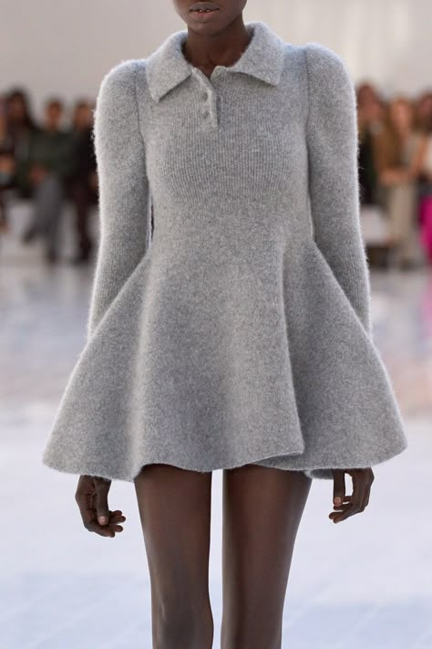 Loewe Couture, Loewe Knitwear, Loewe Aesthetic, Loewe Fashion Show, Spring 2023 Ready To Wear, Brand Aesthetic, 2023 Ready To Wear Collection, Knitwear Inspiration, Winter Knitwear