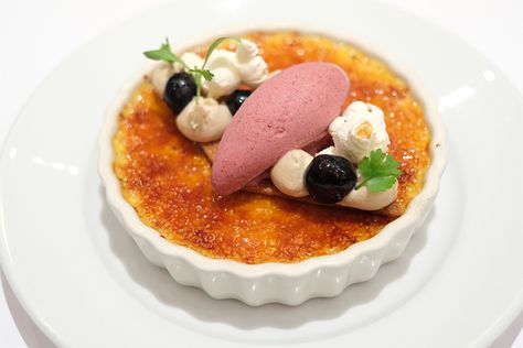 Creme Brulee Presentation, Fine Dining Creme Brulee, Creme Brulee Fine Dining, Creme Brulee Plating, Creme Brulee Aesthetic, Corn Creme Brulee, Dessert Menu Ideas, Plating Dessert, Caldo Recipe