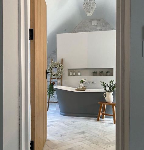 🚪✨ Here's another angle of @lottieshousebuild luxurious bathroom! Showcasing the entrance where our Galway door is placed. The natural oak finish brings warmth and character, making the transition from room to room an inviting experience. We love seeing how our doors help to enhance interior spaces! Share your images with us by tagging @deanta #Design #InteriorDesign #HomeSweetHome #Decoration #Interiors #Furniture #HomeDecor #HomeRenovation #Deanta #DeantaUK Shower Behind Tub Layout, Walk Through Shower Behind Tub, Night Bathroom, Ensuite With Bath, Hidden Shower, Bathroom Loft, Log Cabin Ideas, New House Bathroom, Bathtub Walls