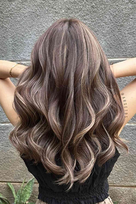 Stylish milk tea hair enhanced with chunky highlights in 25 variations. Milk Tea Hair Highlights, Milk Tea Highlights, Hair With Chunky Highlights, Tea Hair Color, Milk Tea Hair Color, Ashy Blonde Hair, Golden Skin Tone, Chunky Highlights, Beige Hair