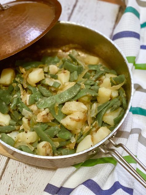 Romano Green Beans Recipes, Italian Flat Beans, Italian Potatoes And Green Beans, Green Bean Recipes Italian, Italian Potatoes Recipes, Green Beans And Pasta Recipe, Italian Green Beans And Potatoes, Italian Cut Green Beans Recipe, Italian Green Beans Recipe