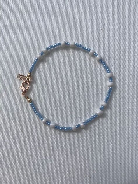 White And Blue Beaded Bracelet, Simple Beads Bracelets Ideas, Blue And White Beads Bracelet, Small Glass Beads Jewelry, Light Blue Beaded Bracelets, Bracelet Ideas With Small Beads, Blue And White Beaded Bracelet, Simple Beaded Bracelets Ideas, Anklet Designs Beads