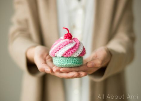 Swirly Cupcake - All About Ami Crochet Cupcakes Free Pattern, Crochet Muffin Free Pattern, Crochet Picnic, Knit Cupcake, Crocheted Food, Crochet Cupcakes, Cupcake Crochet, Cupcake Hair, Twinkie Chan