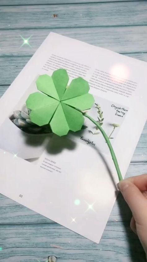 Clover Origami, Diy Paper Flowers, Kraf Kertas, Tutorial Origami, Origami Patterns, Folding Origami, Instruções Origami, Seni Dan Kraf, Origami Paper Art