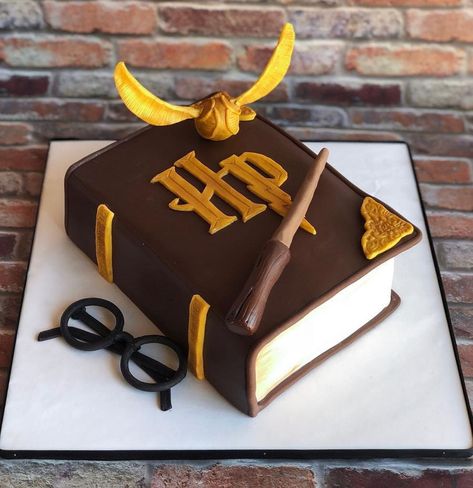 Harry Potter Book Cake, Tort Harry Potter, Harry Potter Theme Cake, Books Cake, Cake Minimalist, Gateau Harry Potter, Harry Potter Snacks, Sculpted Cake, Cake Book