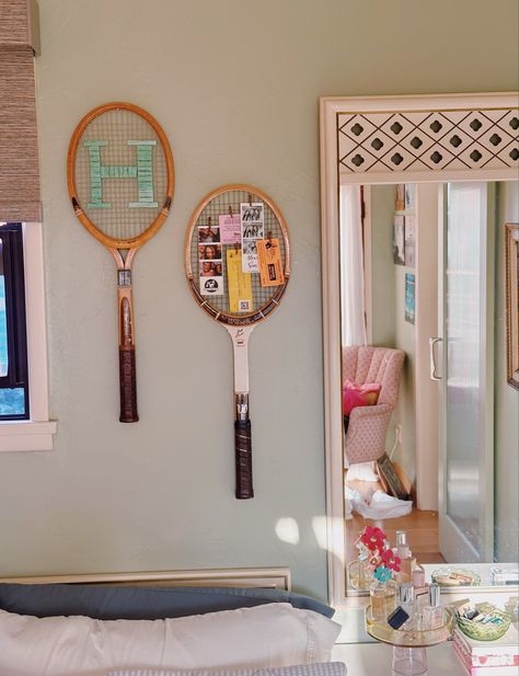 Small Wall Decorating Ideas, Tennis Racket Picture Frame, Vintage Tennis Racquets Decor, Tennis Rackets On Wall, Tennis Racket On Wall, Tennis Bedroom Ideas, Unique Bedroom Decor Ideas, Crafts For Dorm Room, Vintage Rackets Decor