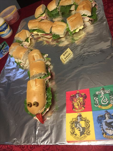 Slytherin snake sandwich By Cakie Sweets Decor Harry Potter Snake Cake, Sweet 16 Harry Potter Theme, Slytherin Snacks, Harry Potter Sandwiches, Slytherin Birthday Party Ideas, Slytherin Party Decorations, Slytherin Birthday Party, Harry Potter 1 Movie, Snake Sandwich