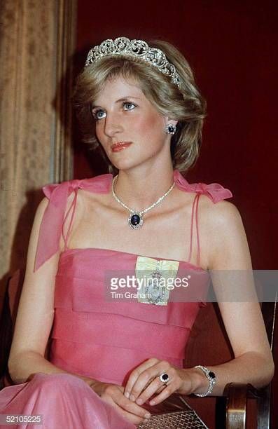 Princess Diana Wearing The Spencer Tiara And The Royal Family Order During A Banquet In Australia Princess Diana Costume, Princess Diana Facts, Diana Costume, Princess Diana Dresses, Prins William, Blue Chiffon Dresses, Princess Diana Fashion, Prins Harry, Princess Diana Pictures