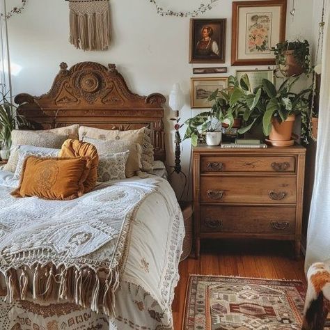 Vintage Boho House, Antique Boho Bedroom, Light Boho Bedroom, Boho Vintage Bedroom, Amber Bedroom, Thrifted Bedroom, Vintage Boho Bedroom, Rock Bedroom, Art Bedroom Ideas