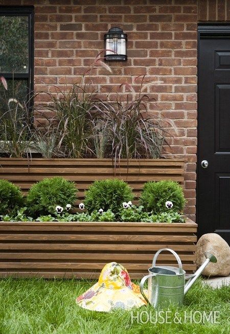 Increase your curb appeal with these landscaping DIY projects! These 5 front yard landscaping ideas are perfect for beginners and can be done in a weekend. tipsaholic.com #yard #curbappeal #DIY Small Front Yards, Grass Design, Front Yards Curb Appeal, Diy Curb Appeal, Tiered Planter, Modern Front Yard, Raised Flower Beds, Small Front Yard Landscaping, Cedar Planters