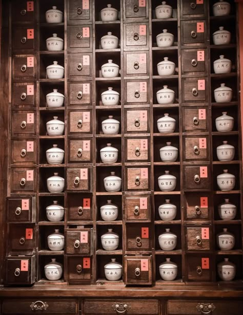 Herbalist Shop, Tcm Traditional Chinese Medicine, Chinese Tea House, Chinese Interior, Chinese Herbal Medicine, Chinese Herbs, Chinese Furniture, 카드 디자인, Chinese Design