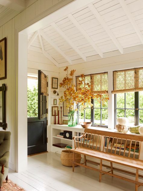 English Cottage Meets California Cool in a Mill Valley Home — THE NORDROOM Wallpaper Retro, Countryside House, Wallpaper Vintage, Cool Ideas, English Cottage, Style At Home, Historic Home, Cottage Homes, House Inspo