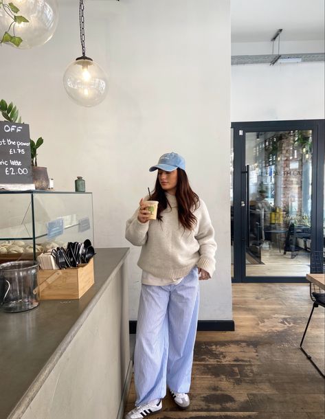 Copenhagen Style Trousers, Blue Stripped Pants Outfit Women, Pyjama Trousers Street Style, Grey And White Striped Pants Outfit, Pyjama Style Trousers Outfit, Pijamas Pants Outfit, Styling Pinstripe Pants, Pinstripe Trousers Outfit Aesthetic, Striped Linen Trousers Outfit