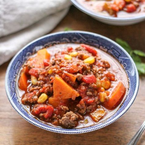 This Easy Weeknight Hamburger Soup with Sweet Potatoes is great for a healthy and filling meal that the whole family will love. Made with simple ingredients like ground beef, sweet potatoes, canned tomatoes, corn and celery. A healthy twist on a well-known recipe! #hamburgersoup #healthyhamburgersoup | eatsbyapril.com March Food Ideas, Potato Chili Recipe, High Fiber Meals, Sweet Potato Chili Recipe, Fiber Meals, Classic Chili Recipe, Easy Chicken Soup, March Food, Potato Chili