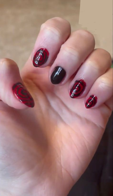 Cute Aesthetic Nail Designs, Red Nails Grunge, Grunge Cute Aesthetic, Alt Nails Short, Red Spiral Nails, Black Red Aura Nails, Black And Red Star Nails, Spiral Nails Design, Short Alt Nails