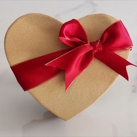 How to tie a diagonal ribbon around heart shaped gift box? Heart-shaped candy boxes ribbon wrapping tutorial. Tie Bows With Ribbon, Ribbon Wrapping, Wrapping Tutorial, Valentines Party Decor, Heart Gift Box, Wrapping Ribbon, Heart Shaped Candy, How To Tie Ribbon, Heart Shape Box