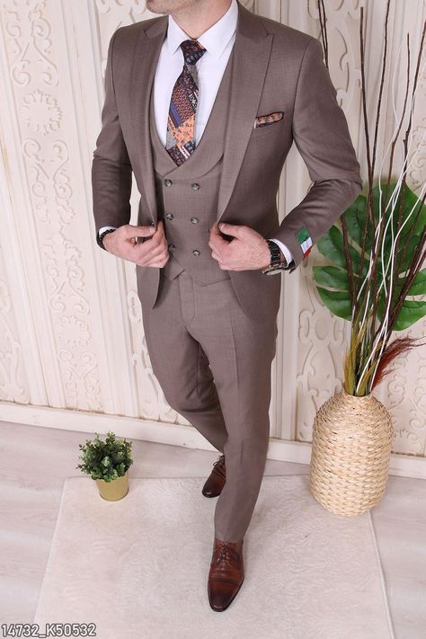 3pis Suit Men, Wedding Dress For Boys, Warm Sweaters Outfits, Unique Mens Wedding Suits, India Fashion Men, Suit For Men Wedding, Formal Attire For Men, Stylish Men Wear, Stylish Mens Suits