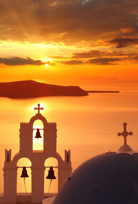 Amazing Santorini sunset  - The real best things to do in Santorini Grecia Santorini, Things To Do In Santorini, Thasos, Santorini Sunset, Greek Isles, Mykonos Greece, Greece Islands, Visiting Greece, Santorini Greece