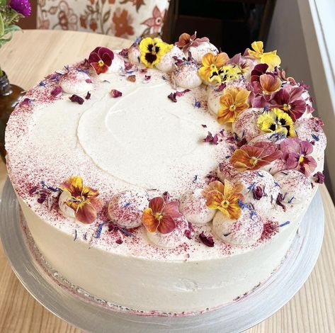 Pansies Cake, Pansy Cake, 19 Birthday, Edible Flowers Cake, Modern Cake, Floral Cakes, Modern Cakes, Flowers Cake, Cake Inspo