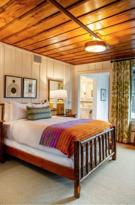 Lodge Guest Bedroom Ideas, Camp Decorating Ideas Interiors, Mountain Cottage Bedroom, Beach Cabin Bedroom, Cozy Mountain Cottage, Cabin Master Bedrooms Cozy, Cabins And Cottages Interior, Cabin Interiors Cozy, Mountain House Interior