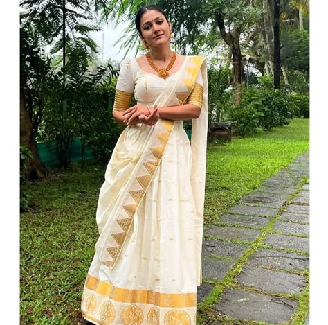 Dhawani Set Saree, Onam Kurta, Kasavu Skirt And Top, Onam Fashion, Kerala Outfits, Temple Shoot, Onam Outfits Ideas, Kerala Dress, Onam Dress