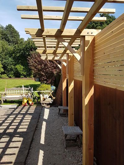 Cantilevered Pergola Ideas, Pergola On Fence, Tiny Pergola, Grapes Pergola, Arbor Walkway, Cantilevered Pergola, Cantilever Pergola, Privacy Fence Landscaping, Garden Trellis Fence