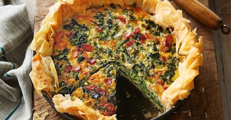 Serve up a slice of this family-friendly spinach and bacon quiche made with buttery, filo pastry. Filo Pie, Goat Cheese Quiche, Spinach And Bacon, Vegetarian Quiche, Bacon Quiche, Easy Bacon, Filo Pastry, Winter Dishes, Cheap Dinners