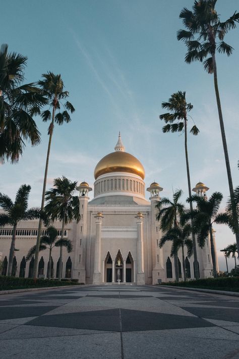 Bandar Seri Begawan Brunei felt like Agrabah in real life Brunei Aesthetic, Islamic Quotes About Life, Brunei Travel, Bandar Seri Begawan, Muslim Countries, Adventure Landscape, Beautiful Mosques, Country Paintings, Positive Living