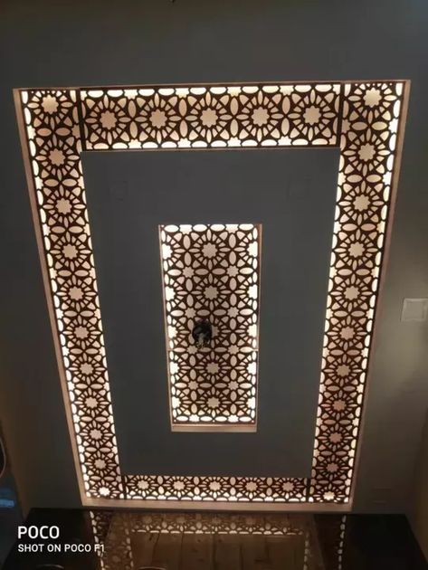 Home decor gate piller decor ideas - free aesthetic decor ideas Piller Decor Ideas, Ceiling Molding Ideas, Wooden Jali, Patio Ceiling Ideas, Jalli Design, Cnc Jali, Luxury Ceiling Design, Simple Ceiling Design, Simple Ceiling