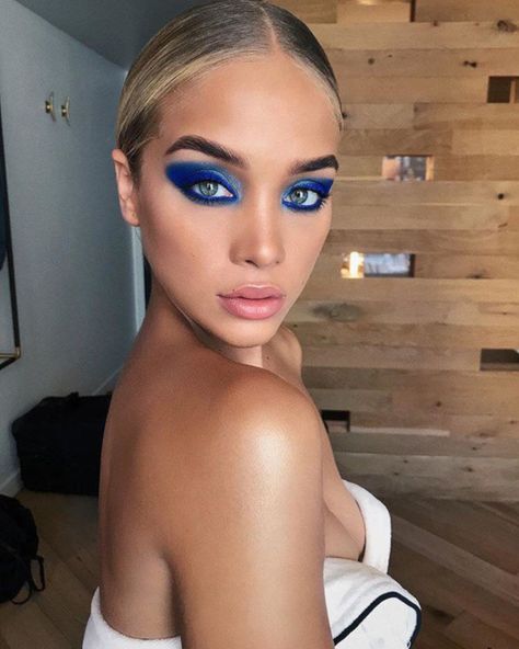 The-Prettiest-Celeb-Makeup-Looks-To-Steal-For-The-Holidays-Jasmine-Sanders Eyeshadow Inspiration, Golden Barbie, Blue Smokey Eye, Prettiest Celebrities, Jasmine Sanders, Celebrity Makeup Looks, Dramatic Eyes, How To Apply Eyeshadow, Trendy Makeup