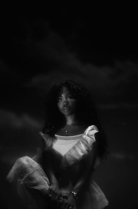 Rnb Aesthetic, R&b Aesthetic, Sza Singer, Cute Lockscreens, Black And White Aesthetic, White Photo, Fav Celebs, Album Photo, White Aesthetic