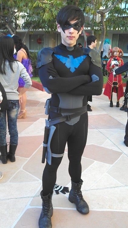 Cosplay Collections: Tutorial for making "leather" vambraces out of craft foam. Great idea! Nightwing Costumes, Nightwing Cosplay, Dc Cosplay, Craft Foam, Amazing Cosplay, Young Justice, Fashion Night, Nightwing, Best Cosplay