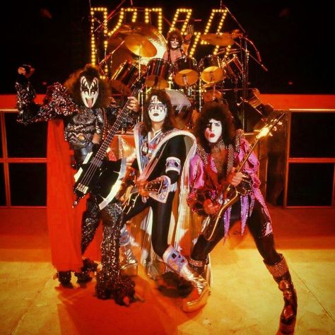 Concert Wall, Kiss Artwork, Band Kiss, Kiss Concert, Kiss Members, Peter Criss, Kiss Army, Best Rock Bands, Vintage Kiss