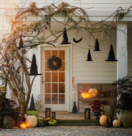 Woodland Halloween Decor, Halloween Decorations Indoor Ideas, Halloween Town Party, Halloween Exterior Decor, Halloween Garden Ideas, Woodland Halloween, Halloween Outside, Casa Halloween, Halloween Front Porch Decor