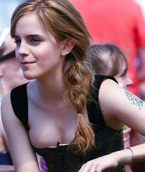 Emma Watson on Instagram: “Sexy💋🤤😘❤️ Like follow. Follow @emmawatson__love_ @emmawatson__love_ @emmawatson__love_ . . . . . . . . . . #emmawatson #hermione #granger…” Emma Watson, Long Hair, A Woman, Hair, Black