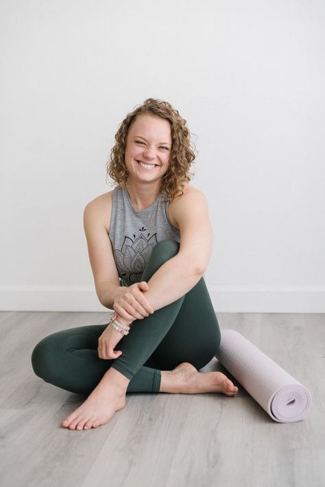 I am obsessed with these branding photos for Registered Yoga Teacher, Reiki Practitioner, and Breathwork, Meditation & Mindset Coach Dakotah! We had a unique set up for this session as she taught two live classes at my studio, White Space, while I was shooting, and it was amazing. I got to see and capture Dakotah in her element while she taught both beginner and advanced flow classes. Check out the full personal branding photoshoot and get brand photo inspiration for yourself on the blog! Yoga Photoshoot Ideas, Floor Yoga, Fitness Branding, Yoga Poses Photography, Yoga Photoshoot, Strength Yoga, Yoga Inspo, Yoga Branding, Yoga Business