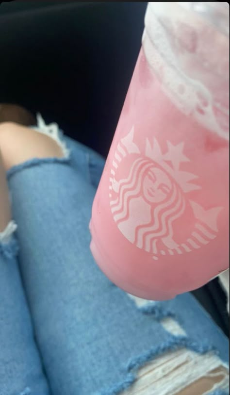 Starbucks Drinks Pictures, Starbucks Drink Aesthetic, Starbucks Pictures, Starbucks Aesthetic, Cold Starbucks Drinks, Healthy Lunch Snacks, Latina Outfits, Smoothie Drink Recipes, Pink Lifestyle