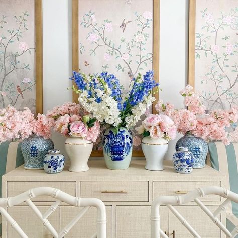 Colorful Chinoiserie, Credenza Styling, Beach Home Interiors, Colorful Arrangements, Blue Chinoiserie, Buffet Console, Casual Dining Rooms, Chinoiserie Chic, Elegant Dining Room