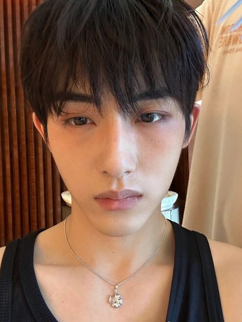 winwin Yangyang Wayv, Nct Winwin, Bare Face, Jaehyun Nct, Infj, K Idols, Instagram Update, Shinee, Nct 127