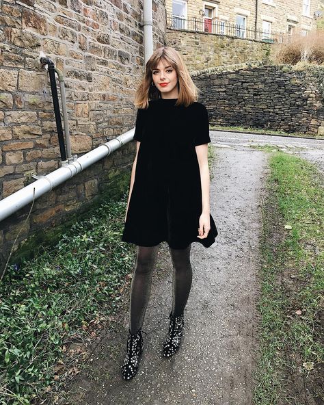 Sophia Rosemary 🌙⭐️ on Instagram: “HAPPY CHRISTMAS EVERYONE FROM ME (and my strategic loose @andotherstories dress for eating as much Xmas dinner as humanly possible)! Have…” Rhinestone Tights Outfit, Sparkly Tights Outfit, Tights Outfit Ideas, Sophia Rosemary, Rhinestone Tights, Sparkly Tights, Outfit Ideas For Church, Latina Outfit, Xmas Dinner