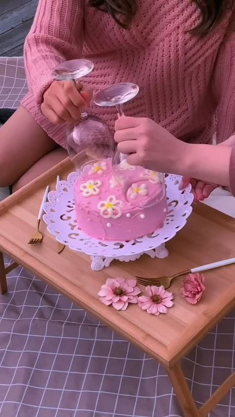 Wine Glass Cake, Cake Minimal, Minimal Cottagecore, Picnic Cake, Daisy Cakes, Pastel Cakes, Cake Aesthetic, Korean Cake, Friends Cake