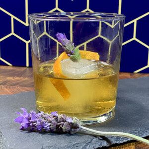 Lavender Drink, Blackberry Sangria, Honey Cocktail, Edible Cocktails, Lavender Cocktail, Honey Drink, Honey Bourbon, Moonshine Recipes, Bourbon Drinks