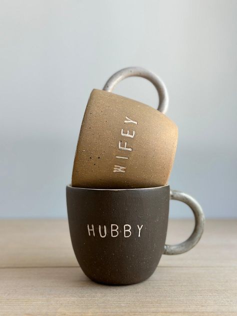 These handmade Hubby & Wifey Mugs make the perfect gift to personalize for any couple! Crafted with love, you can choose from a variety of colors to make these ceramic mugs totally unique. Perfect for celebrating anniversaries, weddings ,house warmings or Christmas ☺️ Listing price is for a pair lovingly set in natural wood gift box and includes 4 seasonal teabags Listing price is per mug or for pair MEASURES :approx. 4" wide x 4" tall - Holds approximately 16oz Why You’ll Love It Dishwasher & M Alaska Cabin, Wildflower Drawing, Matching Mugs, Big Mug, Pottery Inspo, Wood Gift Box, Mugs Gift, Cafe Art, Wedding Mugs