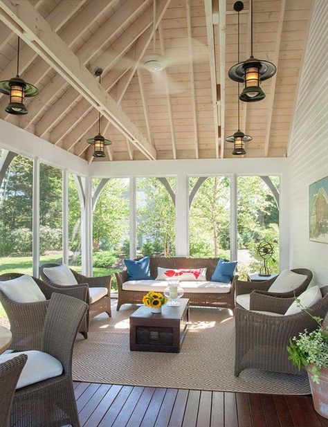 38 Amazingly cozy and relaxing screened porch design ideas Maine Beach House, Veranda Design, Porch Design Ideas, Screened Porch Designs, Bank Design, Beach House Interior, House With Porch, Porch Design, Coastal Interiors