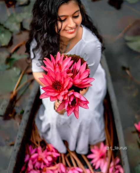 Lotus Flower Photoshoot, Onam Photoshoot Ideas Outdoor, Lotus Photoshoot, Munnar Photography, Creative Photoshoot Ideas Outdoor, Onam Photoshoot Ideas, Woman Photoshoot Poses, Kerala Girl, Indian Images