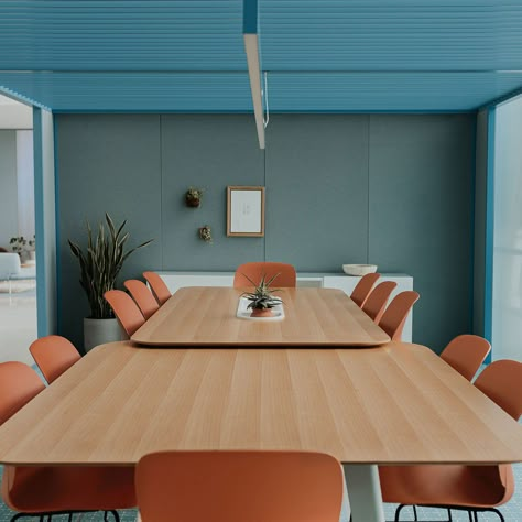 Colorful Conference Room Design, Yellow Meeting Room, Colorful Conference Room, Colorful Meeting Room, Office Conference Table, Conference Room Design, Contemporary Office Design, Clean Workspace, Modern Office Space