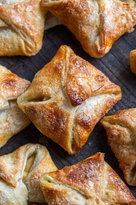 Quick Apple Turnovers (Only 5 Ingredients) - Momsdish Quick Apple Pie, Pastries Recipes Dessert, Apple Bread Recipe, Apple Tart Recipe, Apple Pastry, Turnover Recipes, Apple Puff Pastry, Puff Pastry Desserts, Apple Turnovers