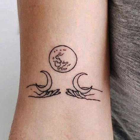 you're better off being alone than being with someone who makes you feel alone Catrina Tattoo, Poke Tattoo, Hands Holding, Tattoo Feminina, Dream Tattoos, Trendy Tattoos, Skin Art, Piercing Tattoo, Pretty Tattoos