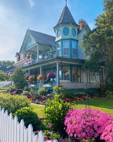 Mackinac Island Aesthetic, Mackinac Island Fall, Tiny Glade, Mackinac Island Michigan, Pretty Cottage, Mackinaw City, Senior Trip, Island House, Mackinac Island